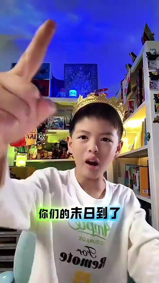 小小年纪懂球啊小男孩