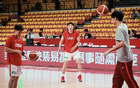 中国男篮在热身赛中惊险取胜，王俊杰凭借出色发挥贡献两双数据成为全场焦点，展现强劲实力与潜力